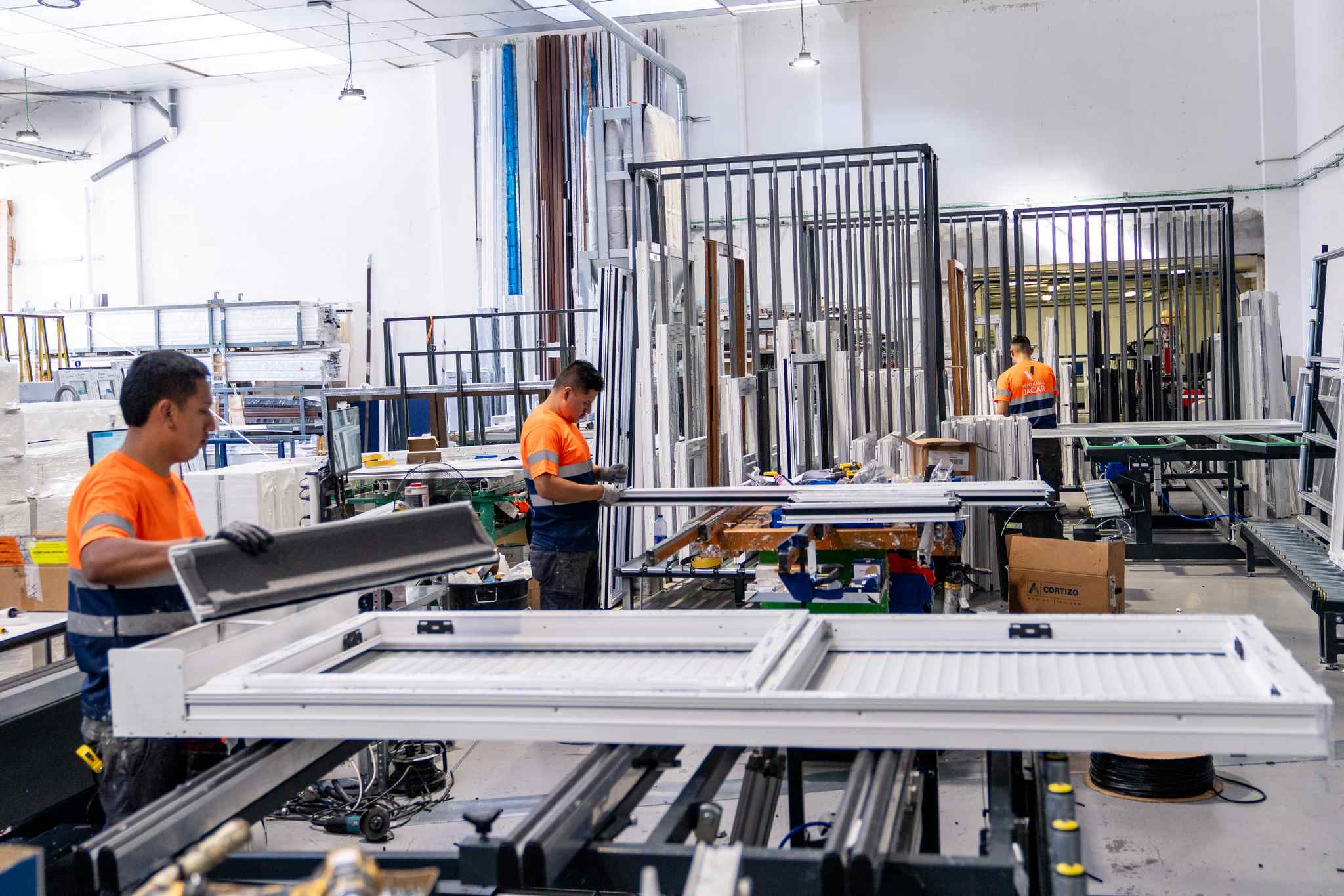 Taller de Ventanas Jacar con ventanas terminadas