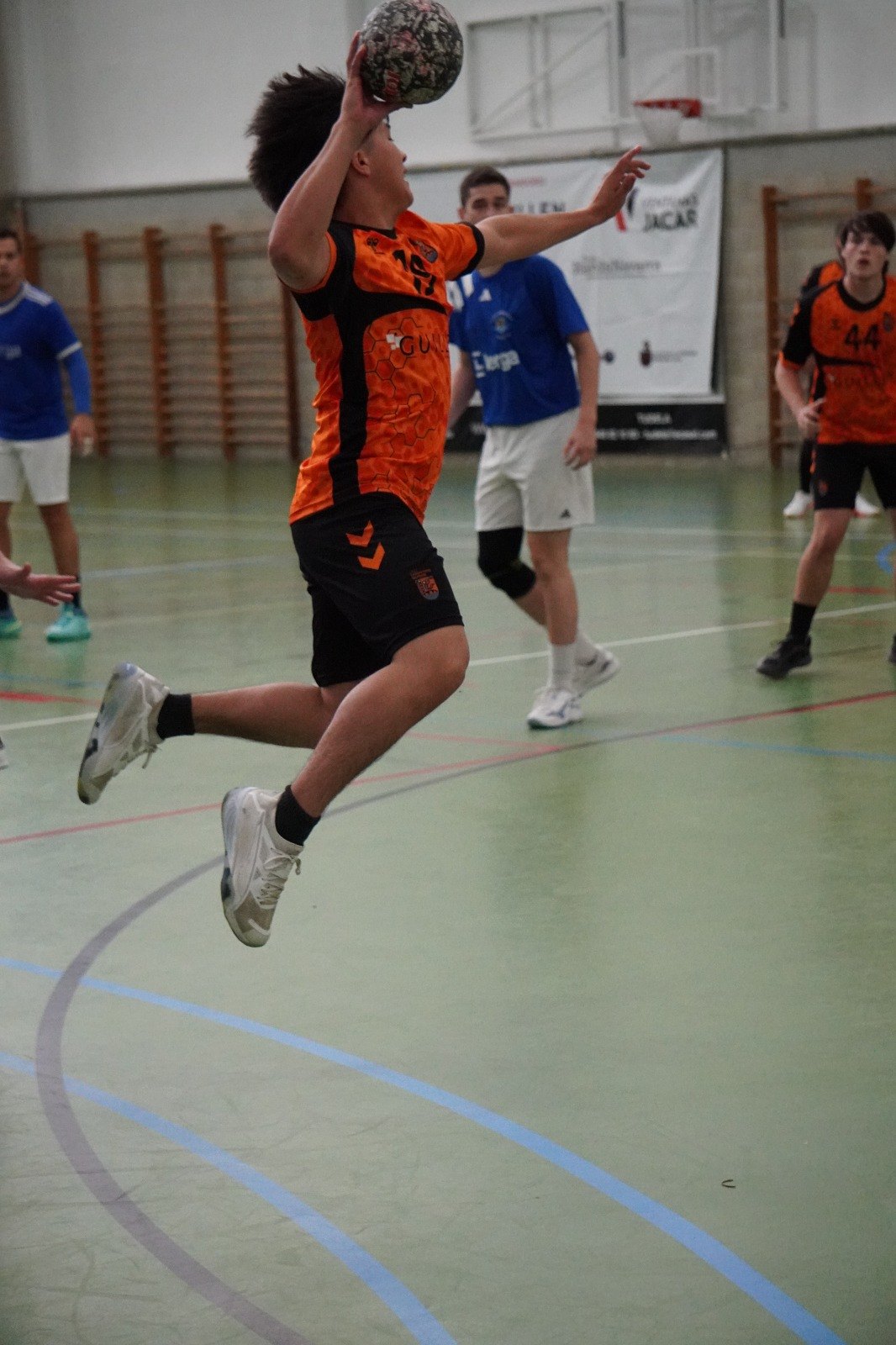 Jugador juvenil lanzando a portería